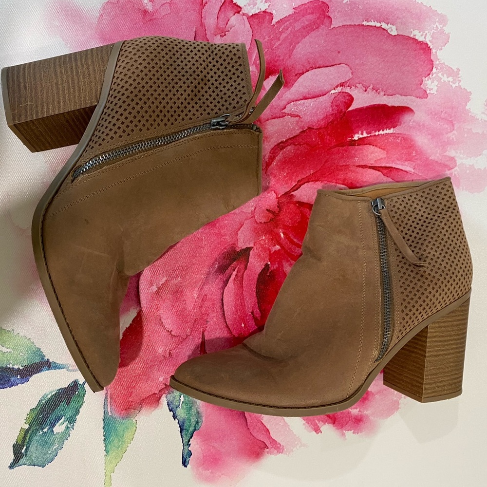 🍄 Universal thread tan heel boots